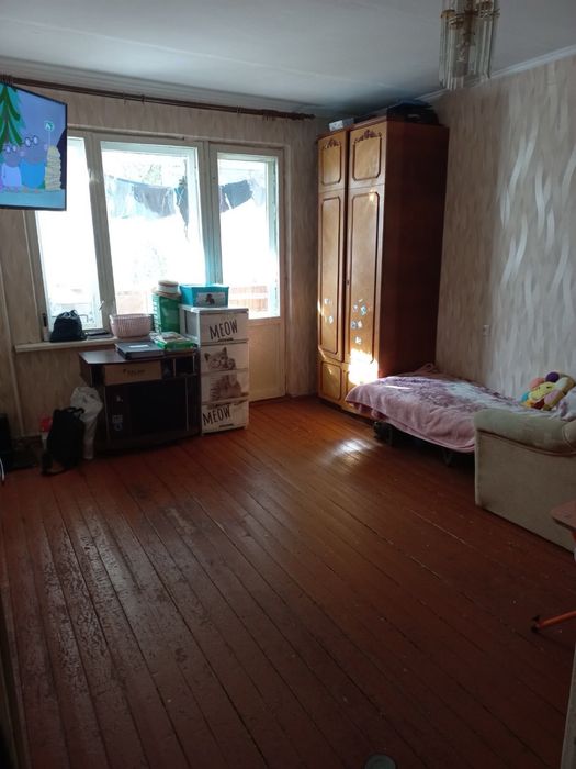 Продається 1 кімнатна , тепла , затишна квартира на 2 поверсі.