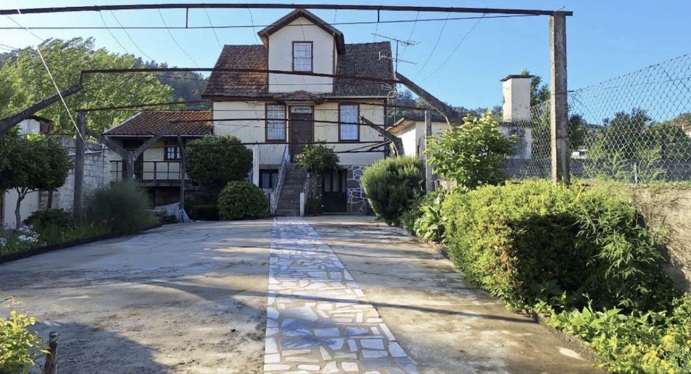 Casa com Amplo Quintal e Potencial de Construcão