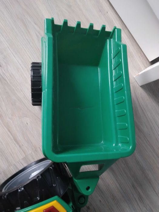 Duży traktor z przyczepą