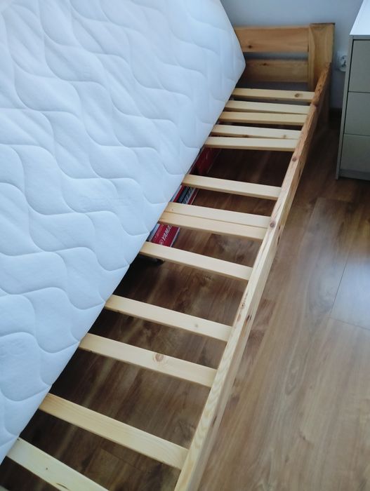 Sprzedam łóżko drewniane
Tel. 693596662Łóżko