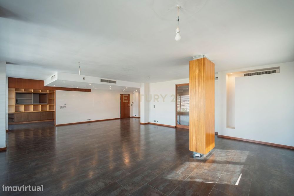 T5+1 Duplex em Linda-a-Velha com 291 m² úteis, 5 estacionamentos e vis