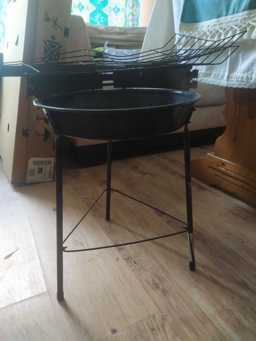 Grill ogrodowy z rusztami