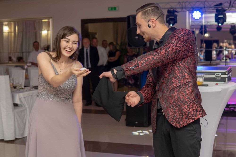 Iluzjonista Na Imprezę/ Magik na Wesele/ Imprezy Firmowe/ Dla Dzieci