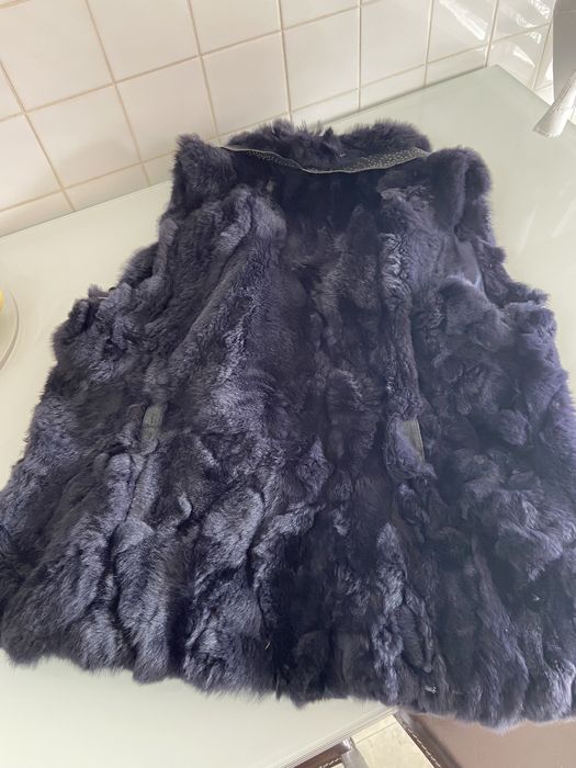 Colete azul escuro pelo verdadeiro