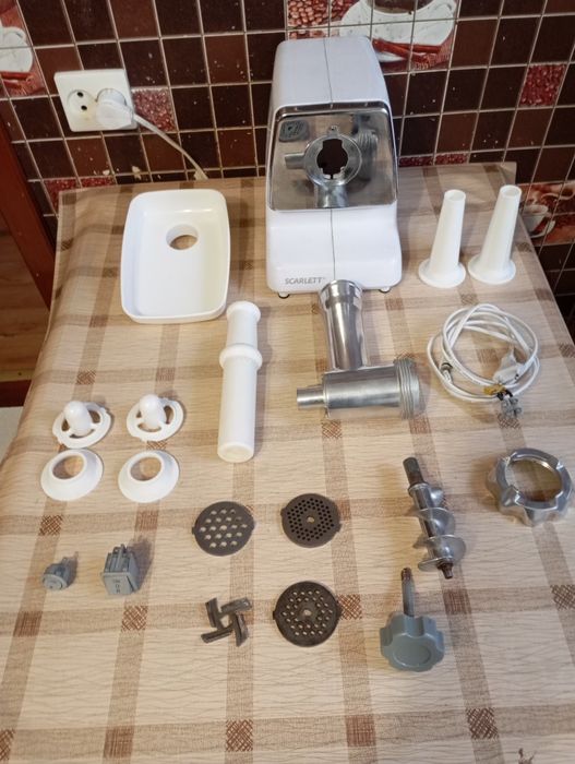 Продам электромясорубку Скарлетт по частям