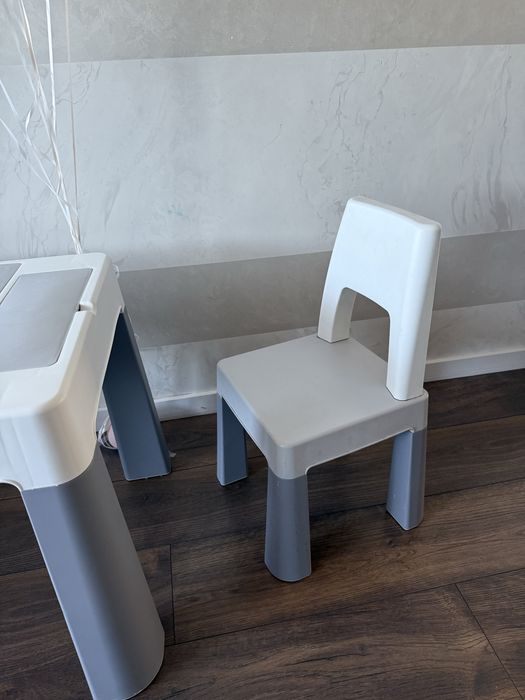 Дитячий стіл і 2 стільця