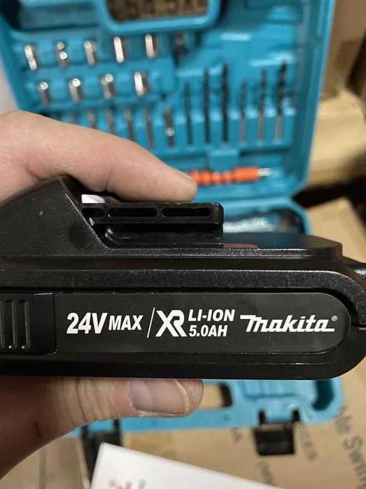 Шуруповерт мakita 550 с набором инструментов изапасним аккумулятором