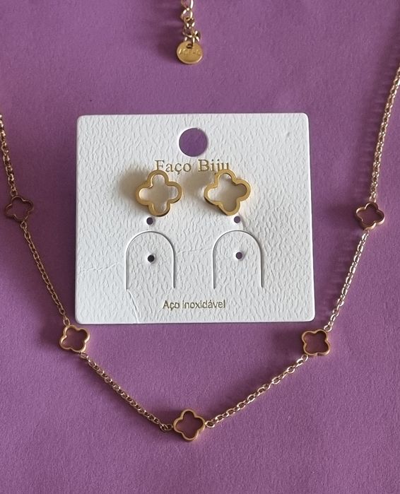 Conjunto dourado (colar e brincos), em aço, trevo de 4 folhas.