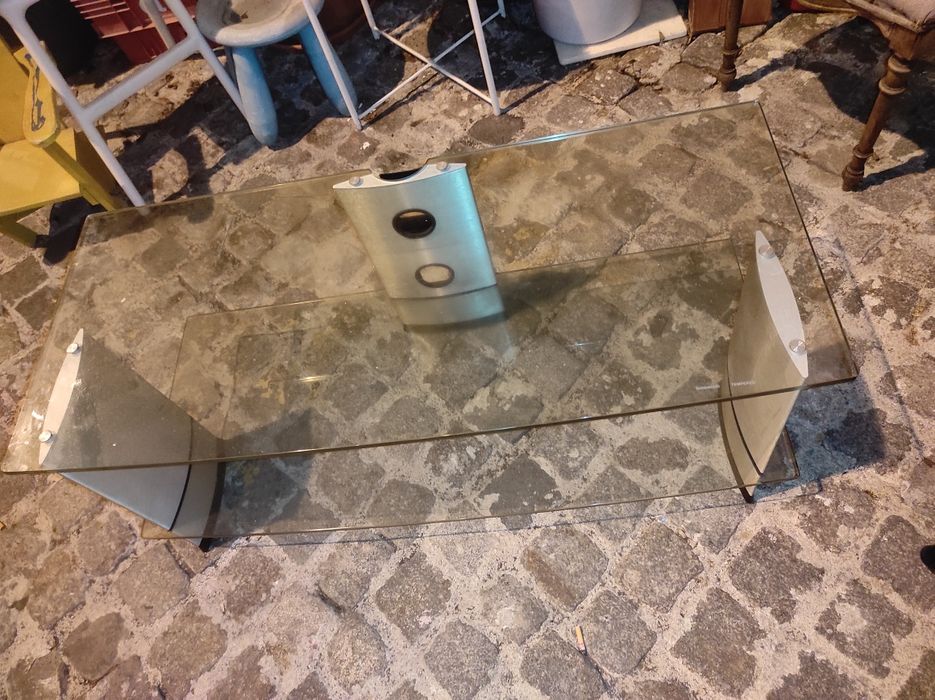 Mesa de vidro e alumínio