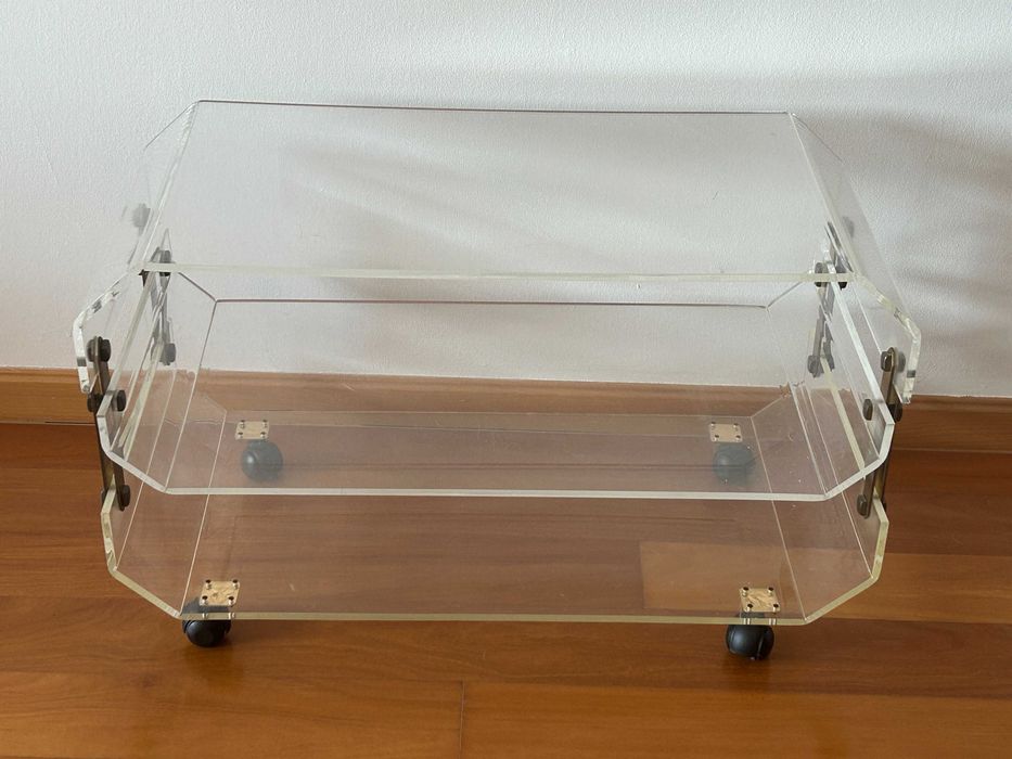Mesa em acrilico com rodinhas