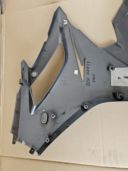 Triumph Daytona Triple 675 bok boczek prawy owiewka prawa