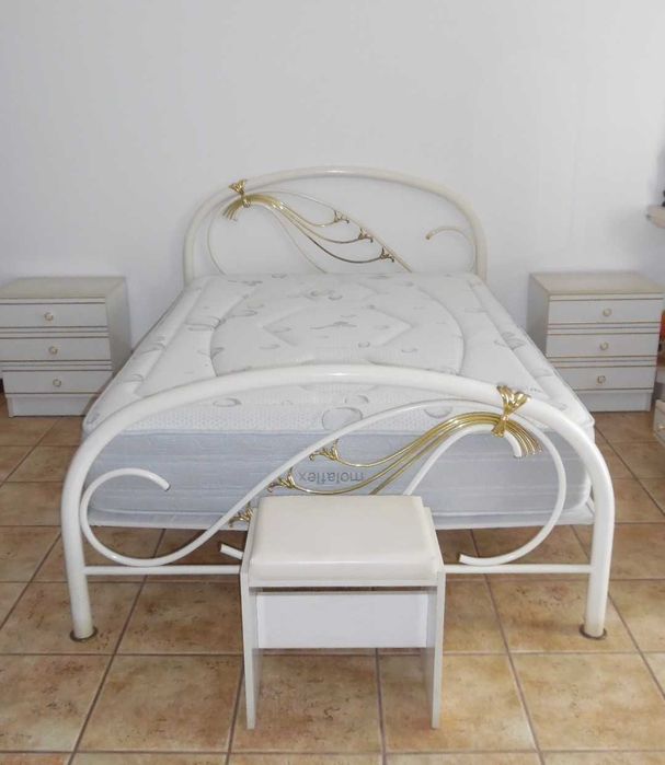 Conjunto cama, roupeiro e cómoda