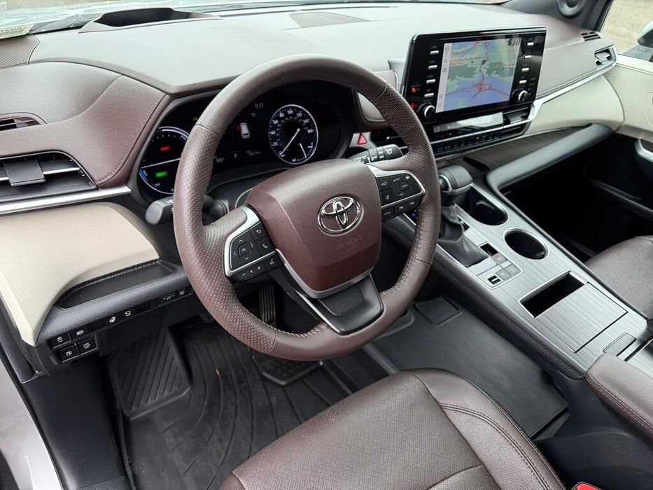 Toyota Sienna Platinum 7-Passenger      2023