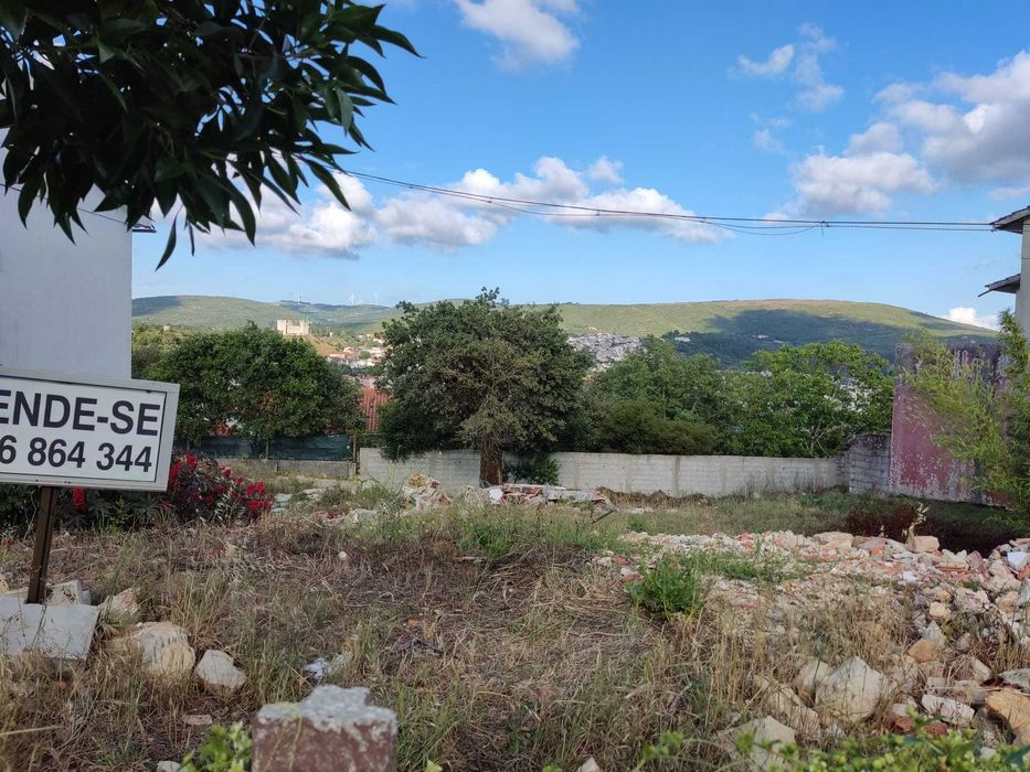Vende-se Terreno com vista para o Castelo de Porto de Mós