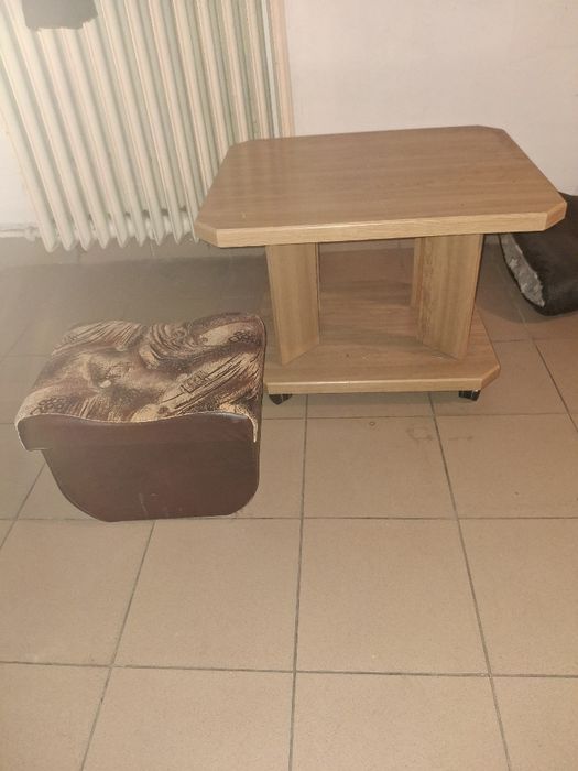 Stolik + 2 razy pufa