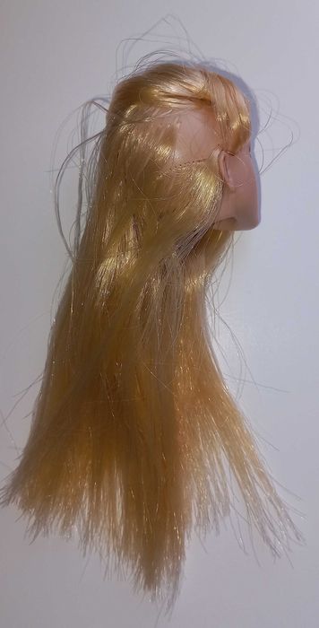Głowa lalki z blond włosami