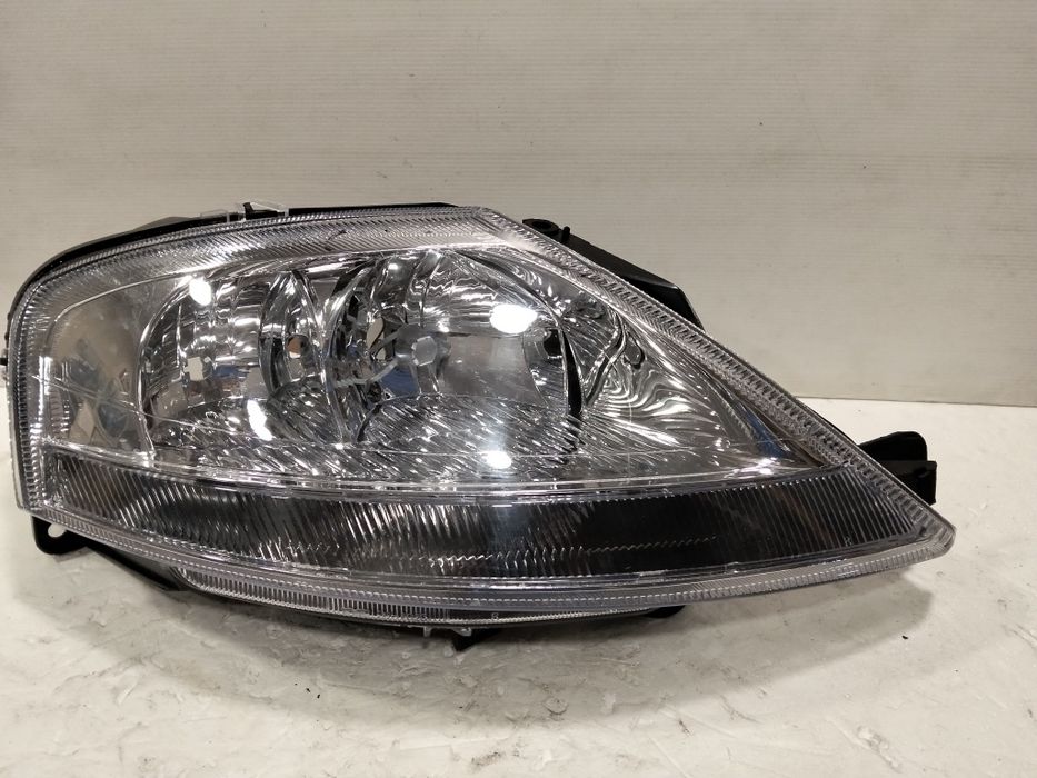 Vendo farol de citroen C3 lado direito 2004