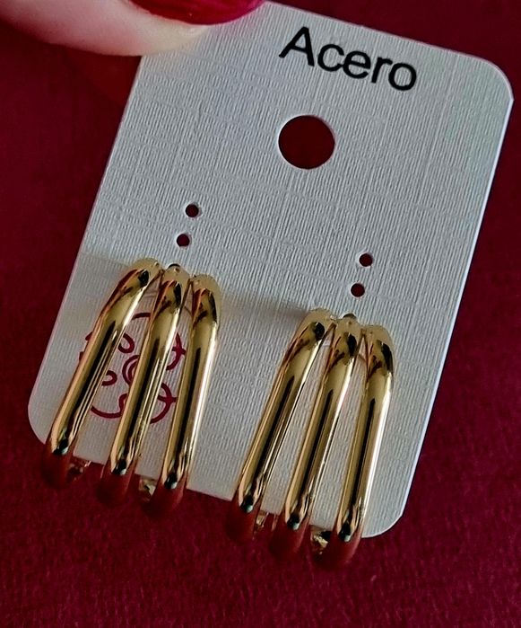 Brincos dourados, em aço, que parecem 3. De pico.