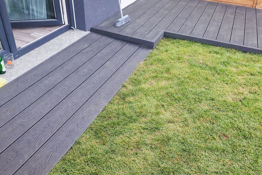 Taras z kompozytu lub drewna.