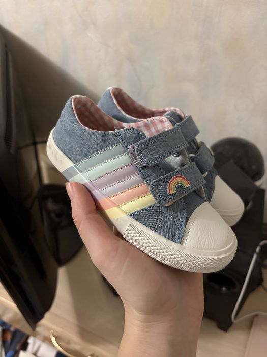 Кеди доя дівчинки