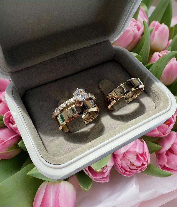 Pełne wdzięku złote OBRĄCZKI ŚLUBNE