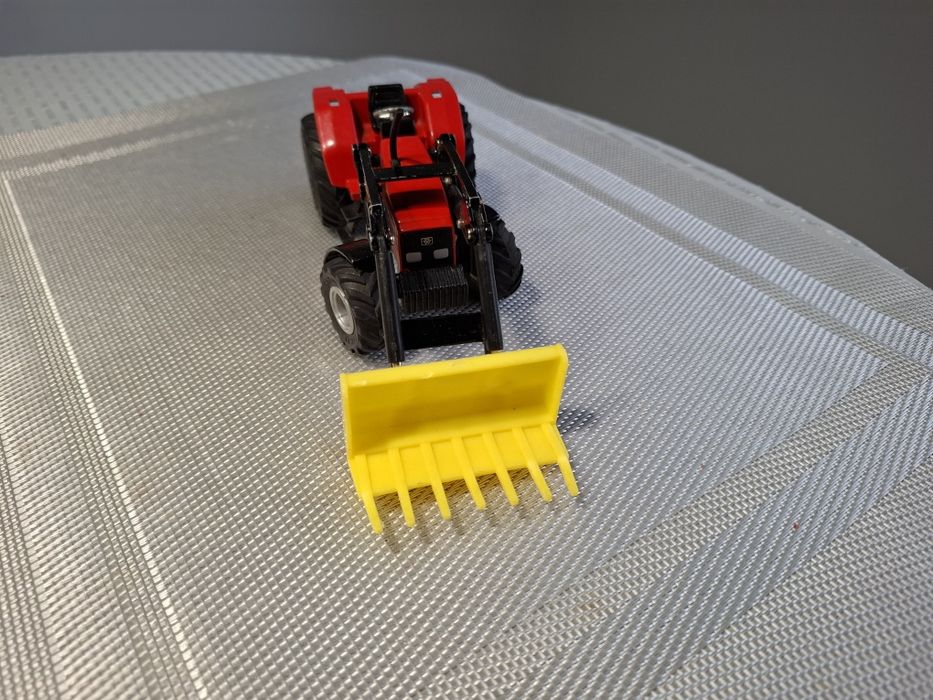 Model Traktor skala 1:24