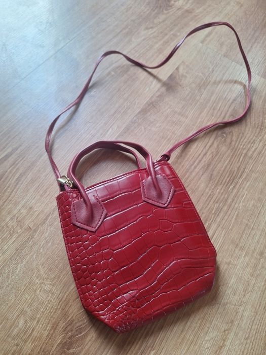 Mała nowa poręczna czerwona torebka na dlugim pasku