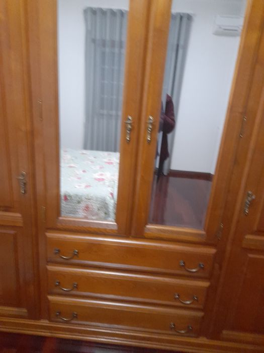 Roupeiro em cerejeira com 4 portas