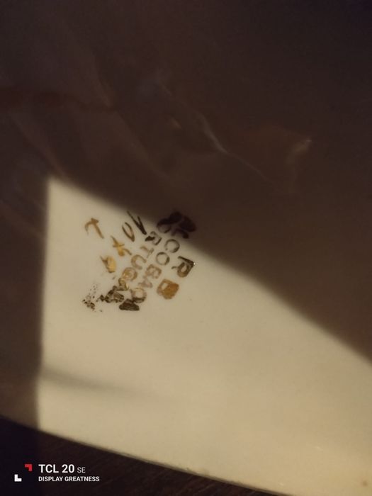 Lindíssima jarra com flores a sobressair da peça