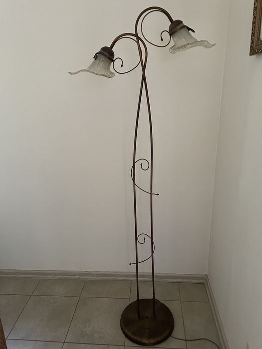 Lampa podłogowa