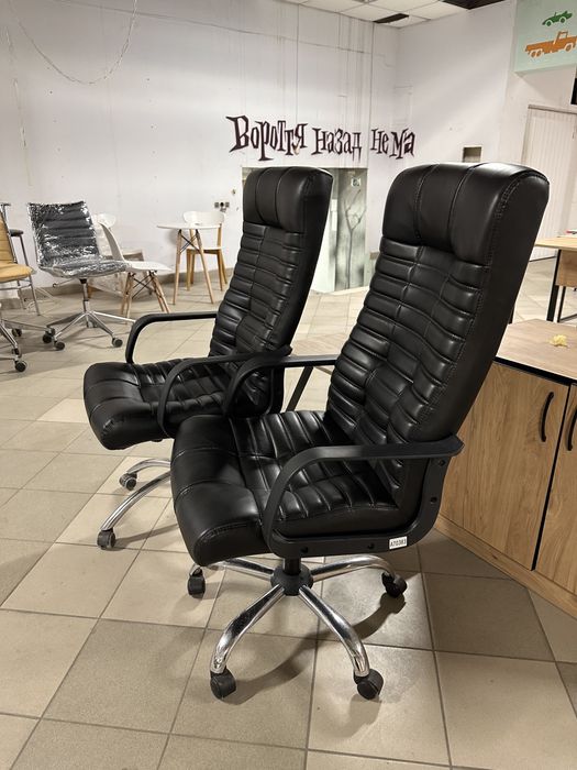 Крісло керівника в НАЯВНОСТІ