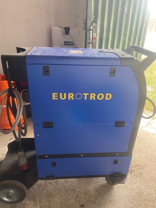 Máquina de soldadura 300amp. Trifasica