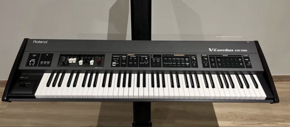 Roland hammond vr 700