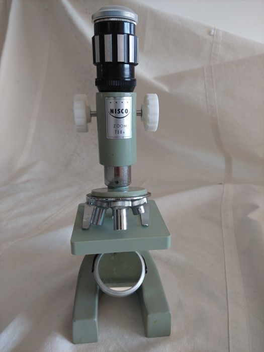 microscópio de marca Nisco zoom 750x