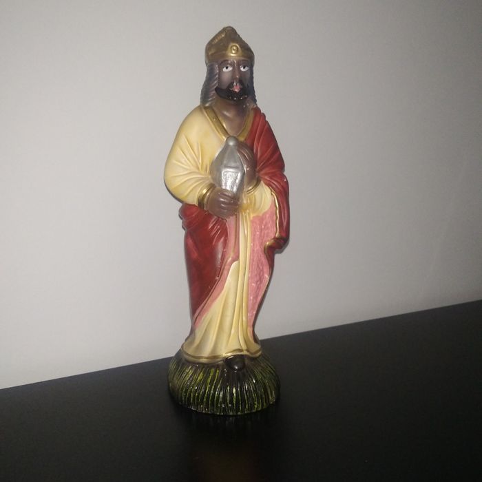 Lote de 7 peças em cerâmica para presépio. 
A peça maior mede 22 cm al