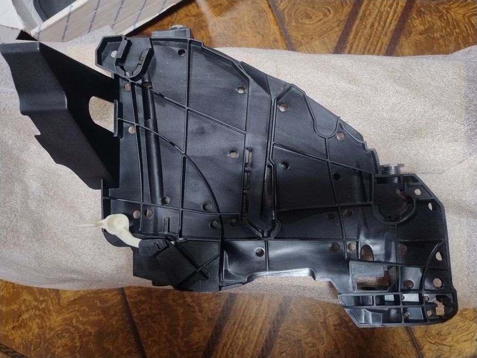 Кронштейн (кріплення) фари правий Touareg (2007-2010) рестайл