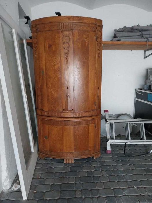 Piekna antyczna szafa zaokraglona