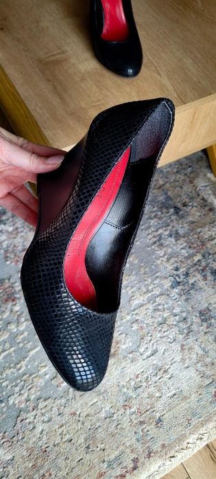 Czarne czółenka Lasocki na koturnie r. 37