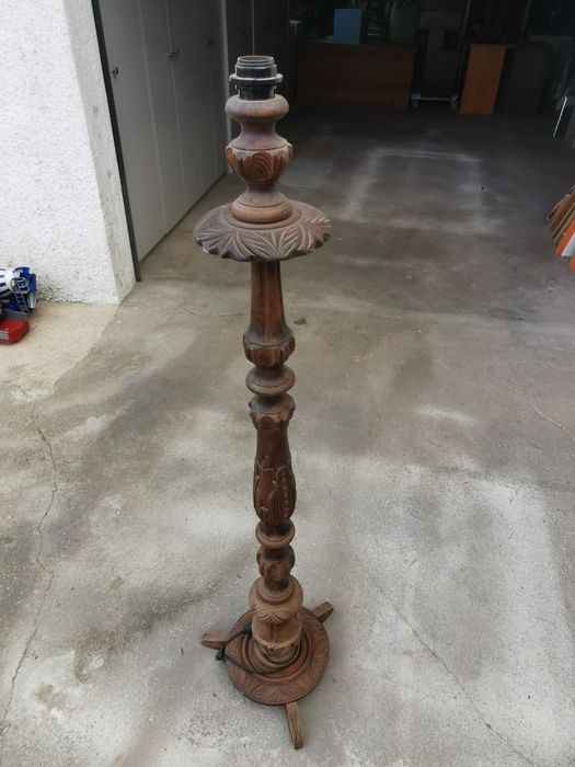 Candeeiro de pé alto rústico