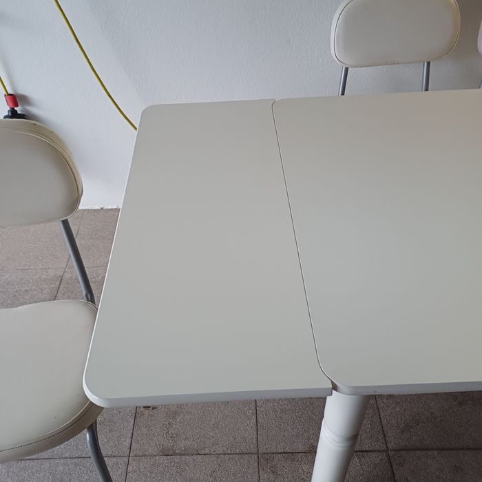 Mesa extensível branca + 4 cadeiras – bom estado