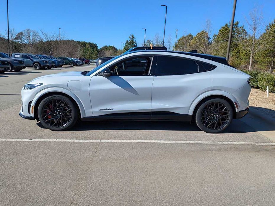 Ford Mustang Mach-E GT      2023