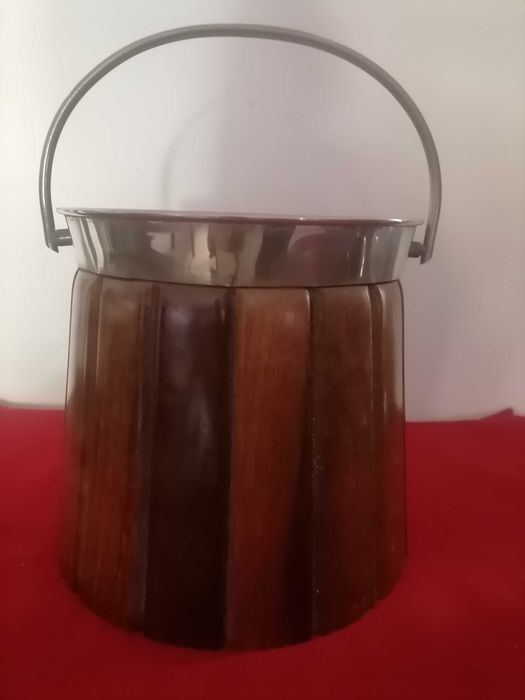 Frappe de gelo em madeira nobre. Em excelente estado de conservação