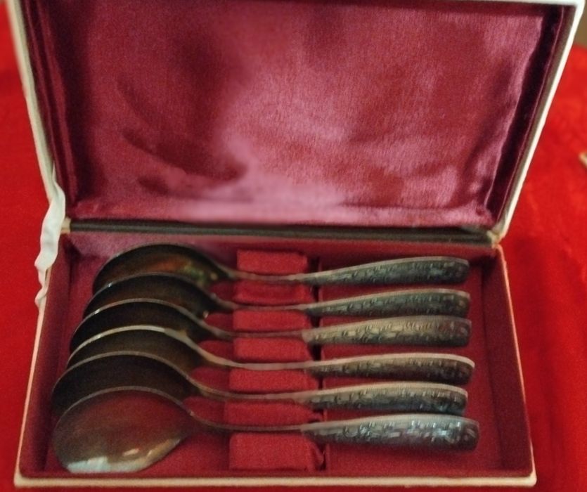 Ложки мельхиоровые столовые с позолотой.