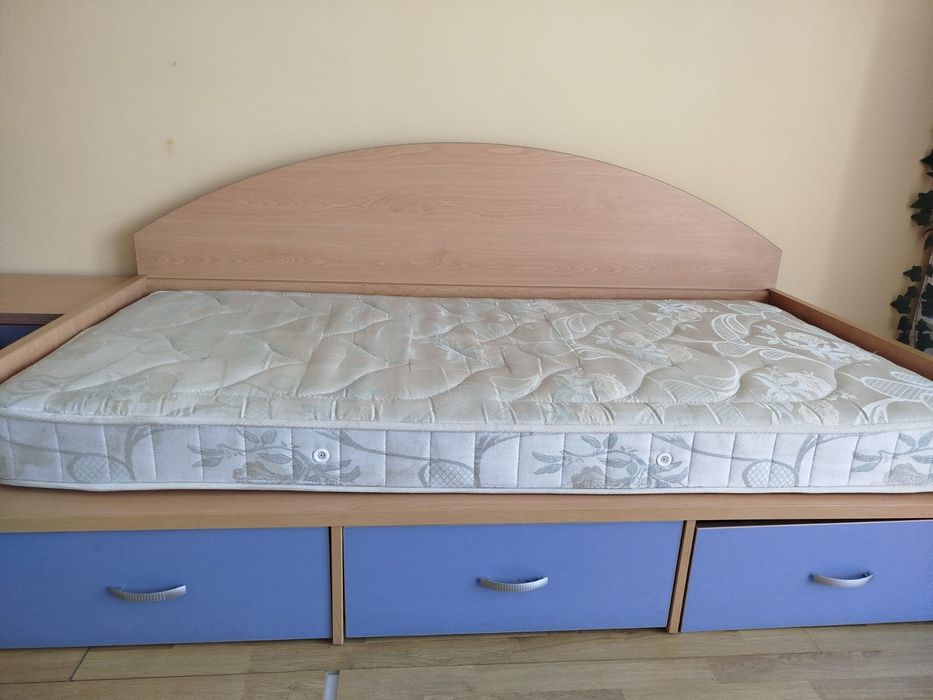 Cama singular com gavetas