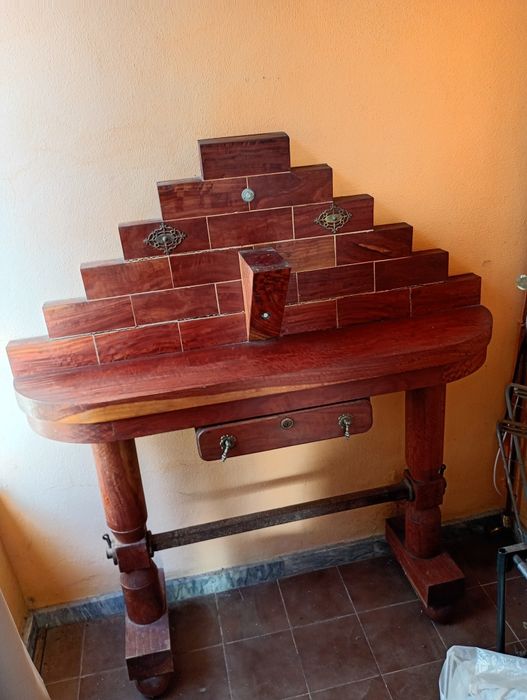 Móvel em madeira envernizada para hall de entrada marquise ou outro.largura 120cm altura até ao tampo 90cm erfundidade 25cm