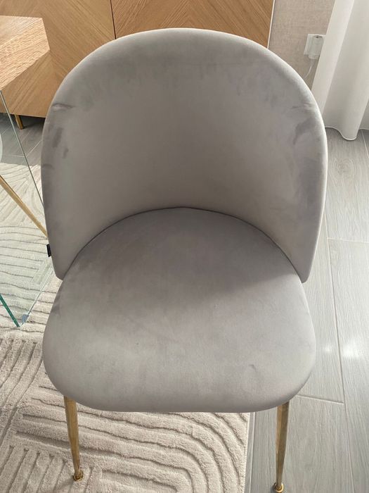 2 Cadeiras Estofadas Cinza com Pernas Douradas
