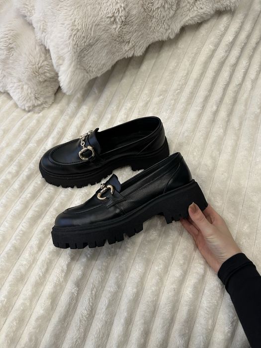 Шкіряні лофери з золотою фурнітурою