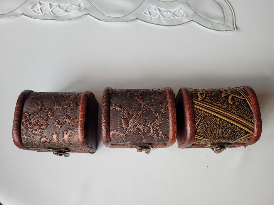 Mały ozdobny kuferek z drewna - szkatułka