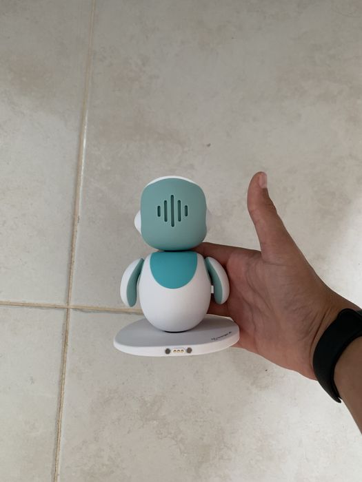 Robot Eilik brincar