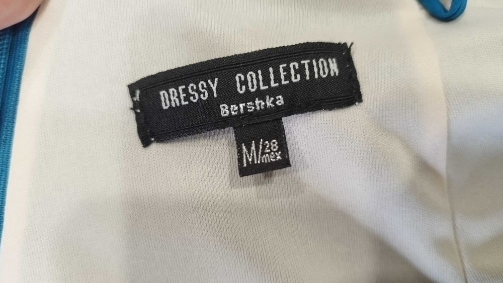 Vestido curto azul com alças a cruzar nas costas